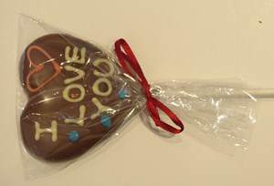 שוקולד לב על מקל - I LOVE YOU 7x7 ס"מ <br>שוקולוד בוטיק עבודת יד