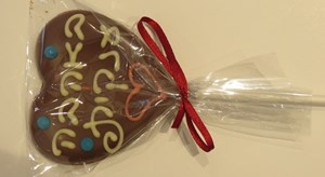 שוקולד לב על מקל - באהבה ענקית 7x7 ס"מ <br>שוקולוד בוטיק עבודת יד