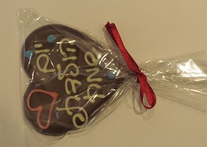 שוקולד לב על מקל - יום הולדת שמח 7x7 ס"מ <br>שוקולוד בוטיק עבודת יד