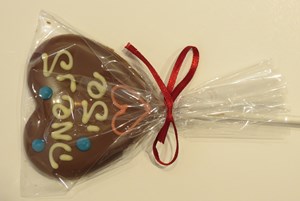 שוקולד לב על מקל - לנשמה שלי 7x7 ס"מ <br>שוקולוד בוטיק עבודת יד