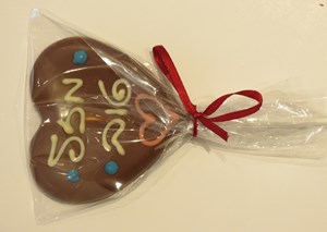 שוקולד לב על מקל - מזל טוב 7x7 ס"מ <br>שוקולוד בוטיק עבודת יד